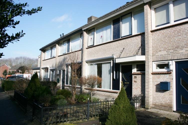 VERKOOPINFORMATIE D1 Makelaars Doelstraat 8a 4761 CG Zevenbergen T 0168 337523 M 06 47915654 Jasmijnring 35 4881 HT Zundert Vraagprijs: 195.000,- k.k. Gunstig gelegen tussenwoning met 4 grote slaapkamers, ruime badkamer, voor en achtertuin, stenen berging en terras met overkapping.