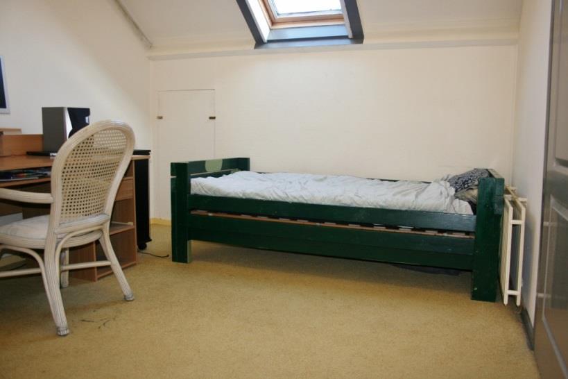 Ruime slaapkamer 4: Circa 4,20m x 3,20 m.