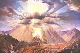 Sh mini Acht Opvallende gelijkenissen tussen de ontmoeting op de berg en bij de Mishkan Op de berg Sinai Een wolk bedekt de berg De Shechinah bedekt de berg Wachten tot hij geroepen wordt op de berg