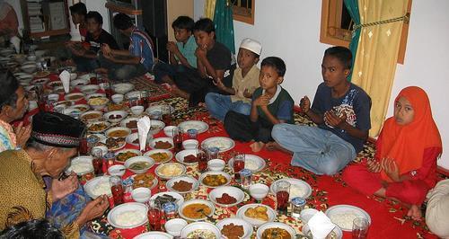 Suikerfeest, Offerfeest, Pesach, Diwali, Holi, Noruz, ). Sinds wanneer wordt dit feest gevierd? Heeft dit feest een religieuze betekenis?