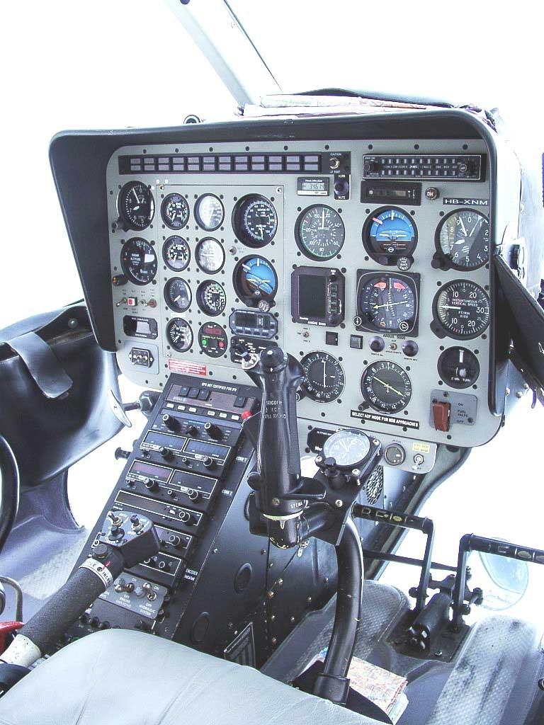 3. In de cockpit Met de stuurknuppel kan de piloot de stand van de rotor veranderen.