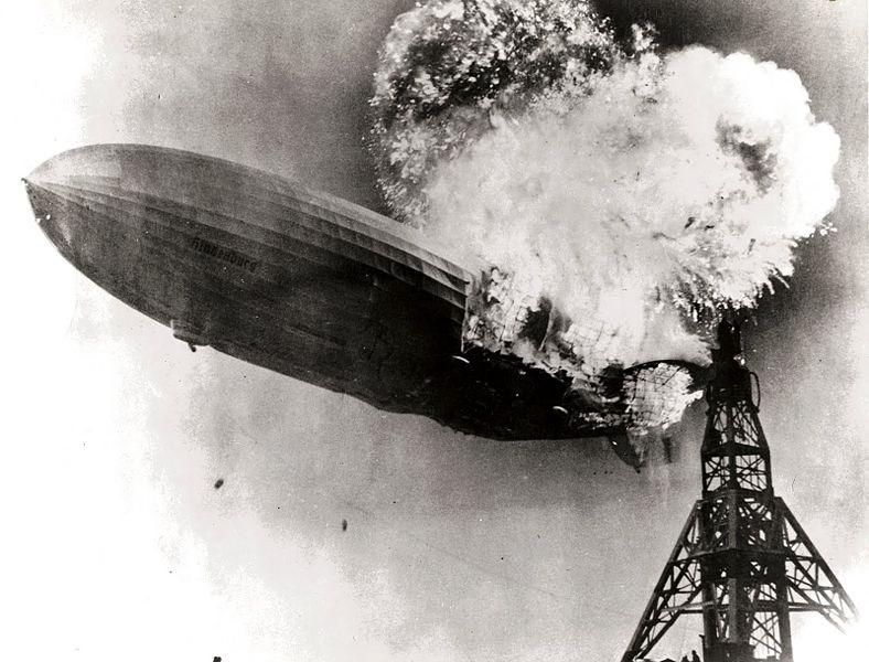 De ramp Op maandag 6 mei 1937 eindigde de reis van de Hindenburg in een ramp. Er was gewacht tot een onweersbui voorbij getrokken was. Eindelijk kon er geland worden.