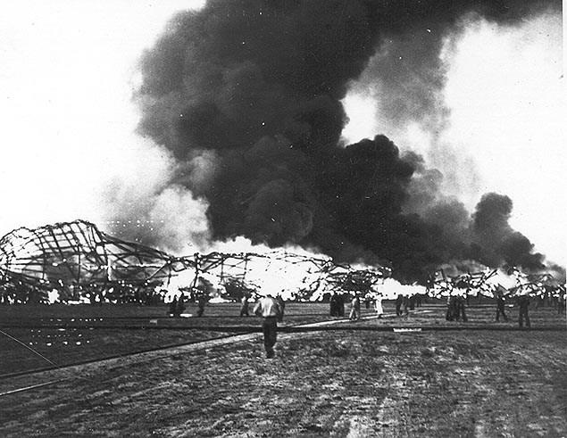 Binnen 40 seconden was de zeppelin verdwenen in het vuur. Binnen 40 seconden verdwenen De Hindenburg brandt Men denkt dat de zeppelin op een plek gas lekte.