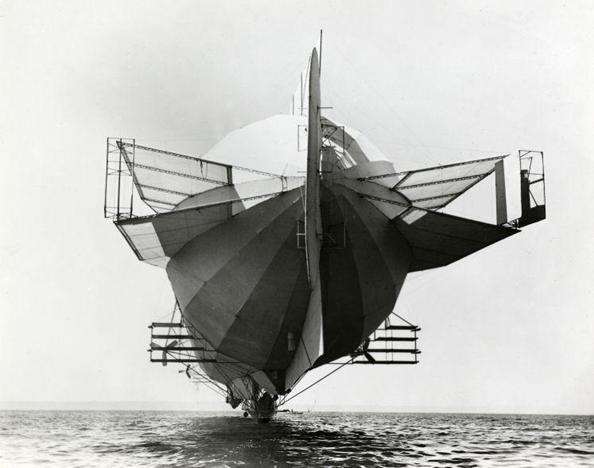 eerste zeppelin in het jaar 1900 zeppelin in het jaar 1908 Vliegtuigen In die tijd zijn uitvinders nog druk bezig met het in de lucht krijgen van een zwaarder dan lucht vliegtuig.