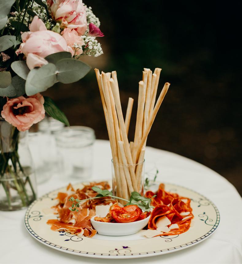 RECEPTIE Tapas op tafel Groentechips en borrelnootjes 2,7 Italiaanse terrine van pesto, gemarineerde tomaten en Italiaanse kaas met broodstengels 2,7 Tapasplankje met zongedroogde tomaten, olijven,