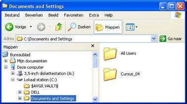 13 MSN Chat via Windows In de nieuwere versies van MSN/Live Messenger kunnen alle chatgesprekken worden bijgehouden in logbestanden. Gevoerde gesprekken zijn dan te bekijken zonder in te loggen.