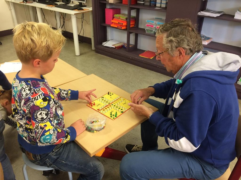 Ook de oma van Sophie B. speelde een spelletje met de kinderen, namelijk mens erger je niet. Sophie B. nam niet alleen haar oma mee, ook haar opa kwam gezellig langs.