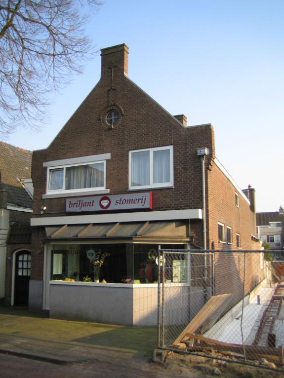 Later vestigde zich hier goudsmid Jan Witjes en tegenwoordig bevindt zich hier stomerij Briljant.
