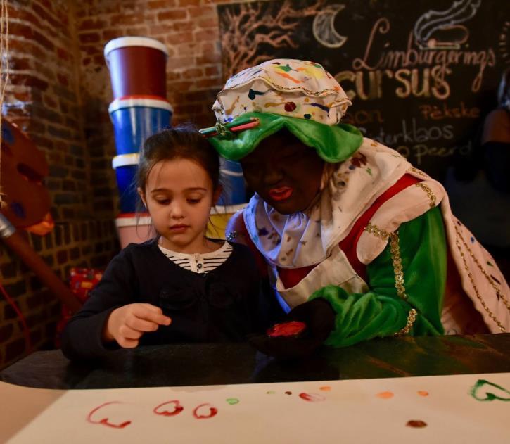 Tip! Het is leuk als de kinderen een zelfgemaakte pietenmuts op hebben waar de naam op staat of een sticker op de buik. Zo kan Sinterklaas en zijn Pieten ieder kindje bij naam aanspreken.