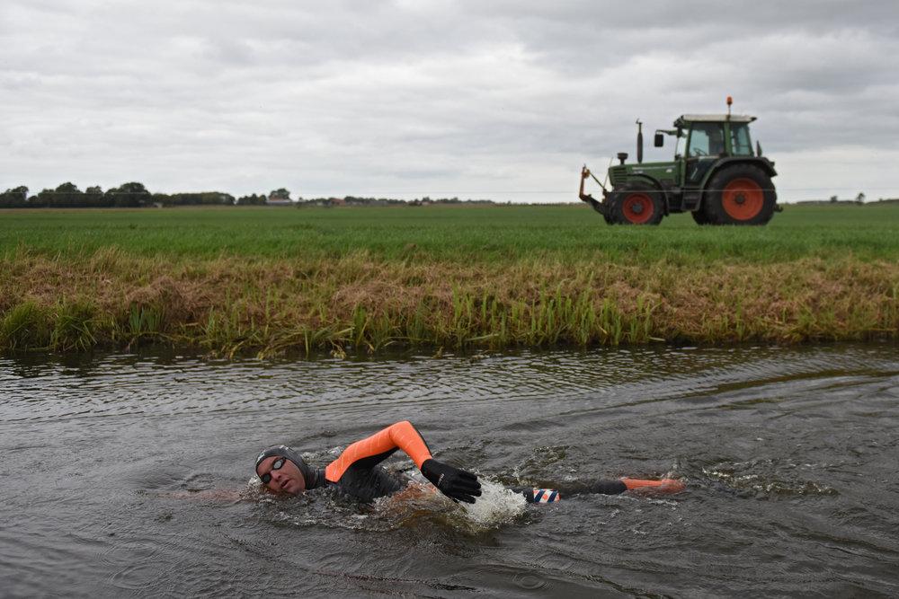 Daisy laat weten dat Maarten sneller zwemt als er mensen staan