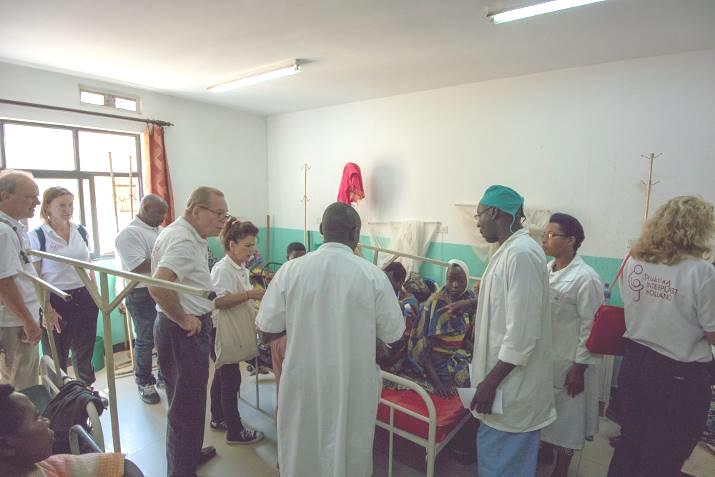 5 Op zaterdagochtend nog een laatste visite gelopen en alle patiënten overgedragen aan de lokale artsen die de nazorg zouden doen.