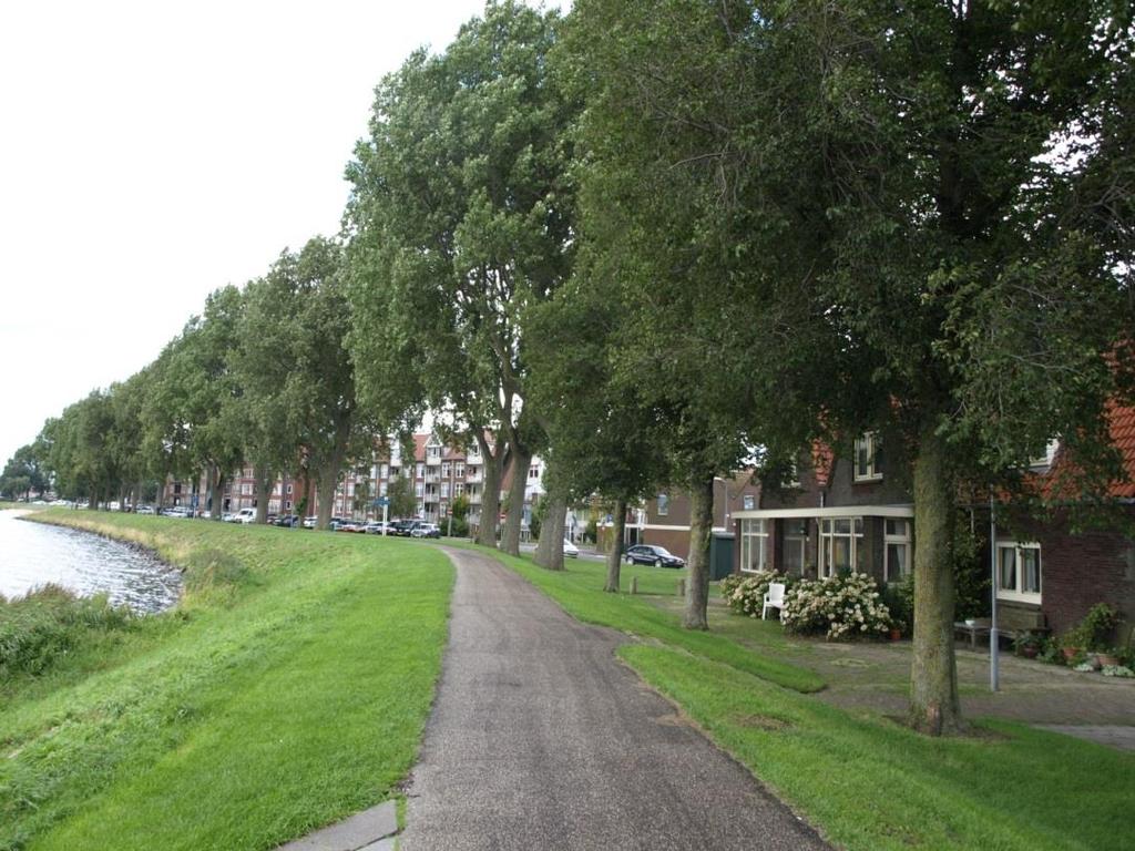 Deze route eindigt in de bocht bij het Visserseiland. Dit is ook het punt waar het tracé van de Westfriese Omringdijk de stad in loopt.