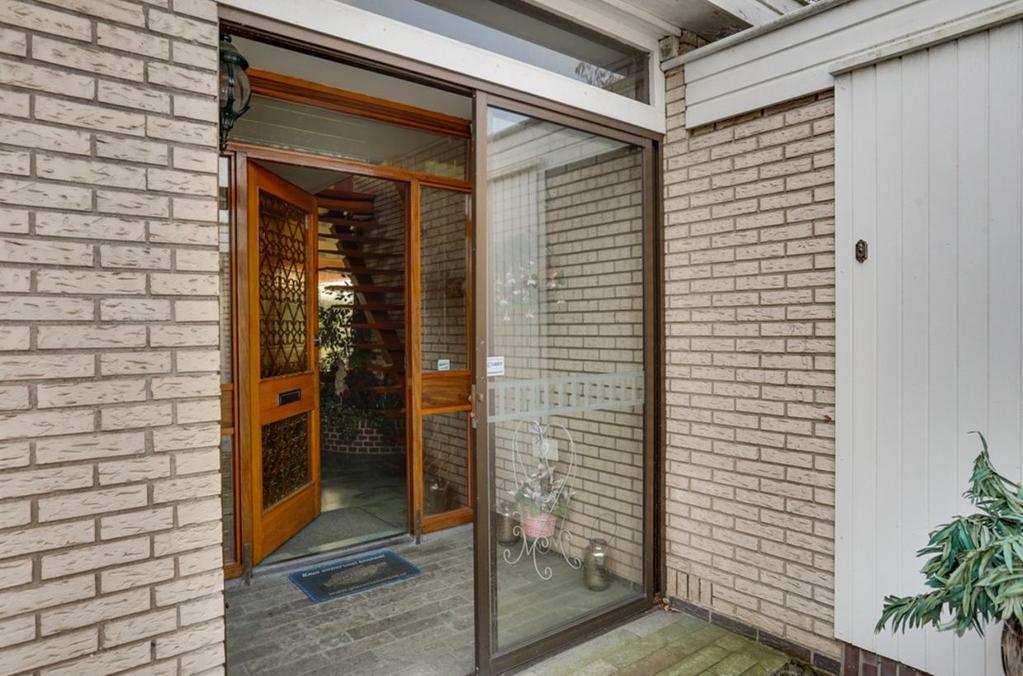 Wassenaar van Obdampark 4 3342 AD Hendrik-Ido- Inleiding Ambacht In een kleinschalige villawijk, gelegen op een goede stand, bieden wij deze vrijstaande villa aan met slaap- en badkamer op de begane