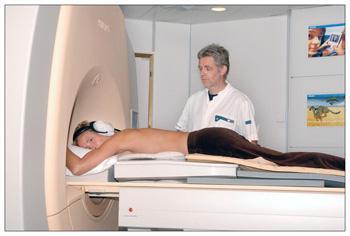 Magnetic resonance imaging (MRI) Met behulp van een sterk magneetveld en radiogolven wordt met de techniek MRI een afbeelding gemaakt.