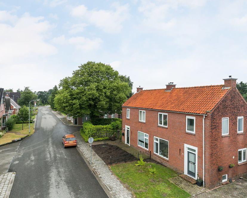 Kenmerken Soort Type Kamers Woonoppervlakte Perceeloppervlakte Inhoud eengezinswoning 2-onder-1-kapwoning 4 90 m² 243 m² 190 m³ Bouwjaar