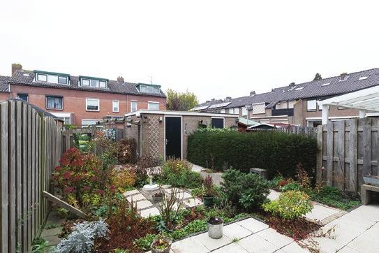 Tuin/Berging de achtertuin is ruim 12 meter diep en is gericht op het westen. in de tuin bevindt zich de stenen berging (3.40 2.83). de tuin heeft een eigen achterom.