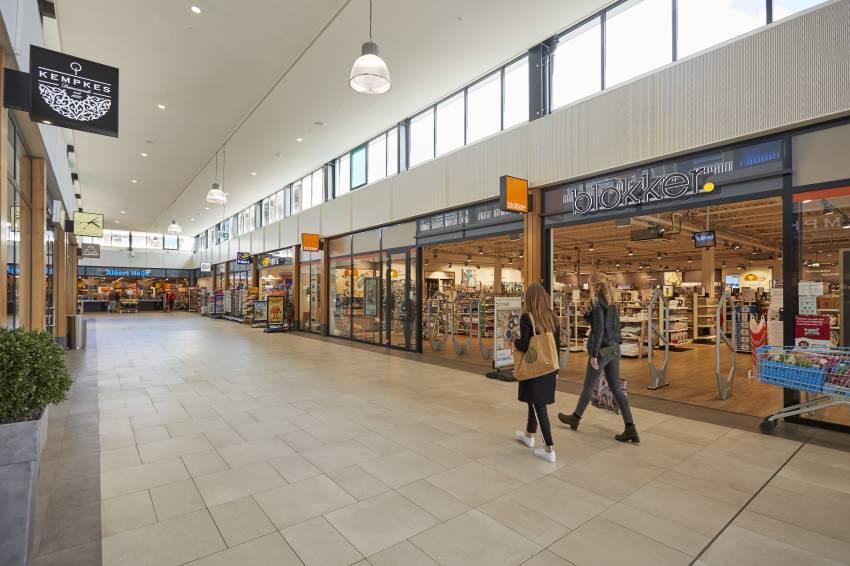Investeringsslag winkeliers Behalve dat er 2.300 vierkante meter is toegevoegd, is er ook flink geïnvesteerd in de uitstraling van het winkelcentrum.