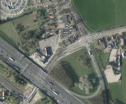 tegen de grondwal aan). 2 De wijken Kattenbroek en Zielhorst en de A1 worden gescheiden door een grondwal van 2,8 m hoog.
