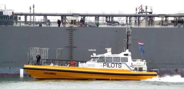 Een bijzonder beroep in de haven is de loods. Een loods kent de weg heel goed in een haven. Een groot zeeschip vaart niet zomaar de haven binnen. Het schip meldt zich eerst aan bij de haven.