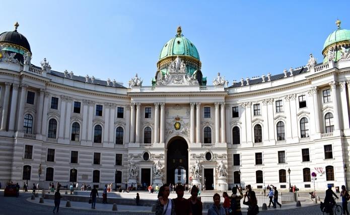 Verder komen we in de prachtige keizerlijke appartementen van Franz Josef en van keizerin Elisabeth. s Avonds bijwonen van een klassiek concert in Wenen. Werken van Mozart en Strauss.