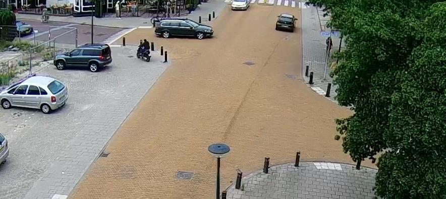 Dit komt bijvoorbeeld voor bij fietsers vanuit de Dalweg die over het voetpad doorrijden richting AH.