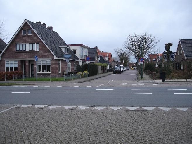 Het kruispunt met de Veenendaalsestraatweg (1) is met voorrang geregeld (aansluiting op een