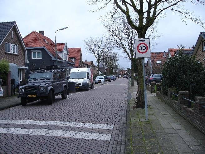 2.2. Veenendaalsestraatweg Woudweg Franseweg deeltraject tussen Veenendaalsestraatweg en Woudweg (A) richting Woudweg Vormgeving / inrichting - geen rijrichtingscheiding & lengtemarkering - geen