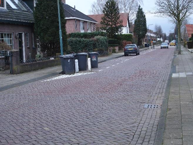 - aanwezigheid snelheidsremmende maatregel: busdrempel - open verharding (klinkers) - aanwezigheid van bomen aan beide zijden - wegbreedte: ±6,00m - breedte dwarsprofiel: ±10,00m Verkeersomvang &