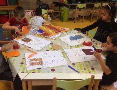 groep 7 en het lied van de Kinderboekenweek werd met zijn allen