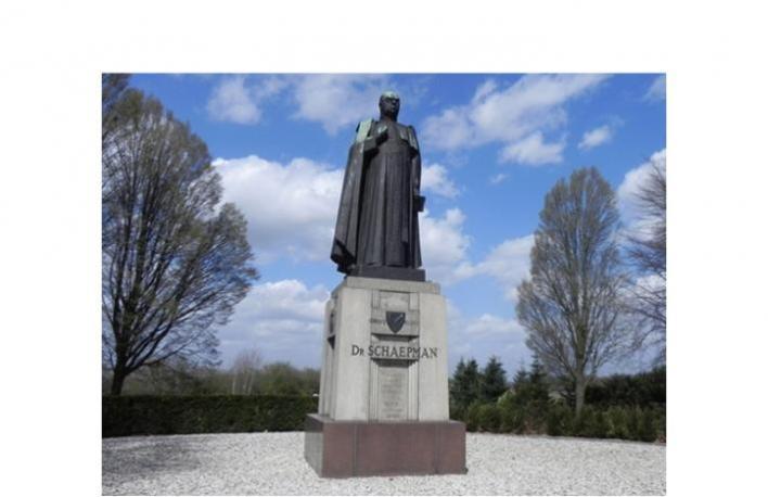 Raadhuis, kerken en standbeeld Hier vlakbij zie je ook 't Oale Roadhoes, de St. Pancratius Basiliek en de Hervormde kerk.