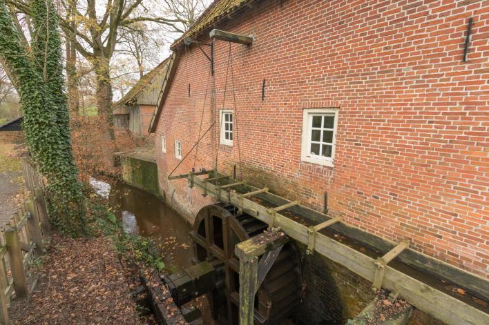 Om het rendement van de molen te vergroten werd de molen tot bovenslagmolen verbouwd en is de molenkolk aangelegd. Bakker In 1911 werd de molen uitgebreid met een bakkerij.