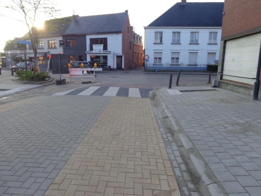 9. Kruispunt Servaas Daemsstraat Ring: rechts afslaan naar voorrangsweg 1. Minder je snelheid en kijk voor je uit. 2. Blijf rechts rijden. 3.