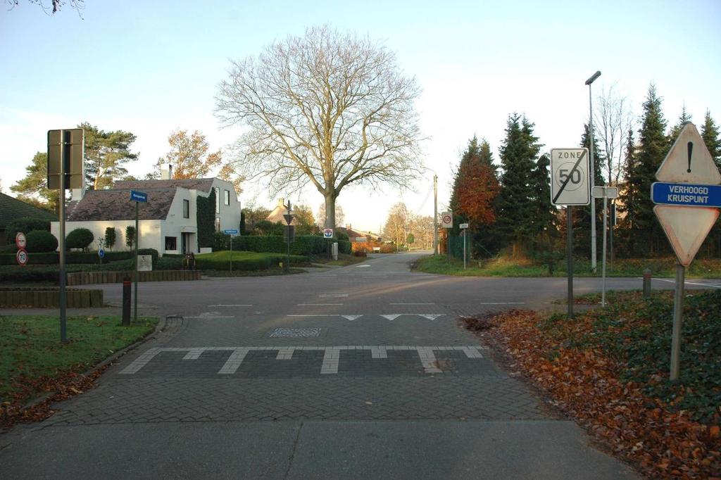 3. Kruispunt Kijnigestraat Paradijsstraat: oversteken van een voorrangsweg 1. Minder je snelheid en kijk voor je uit. 2. Blijf rechts rijden. 3.