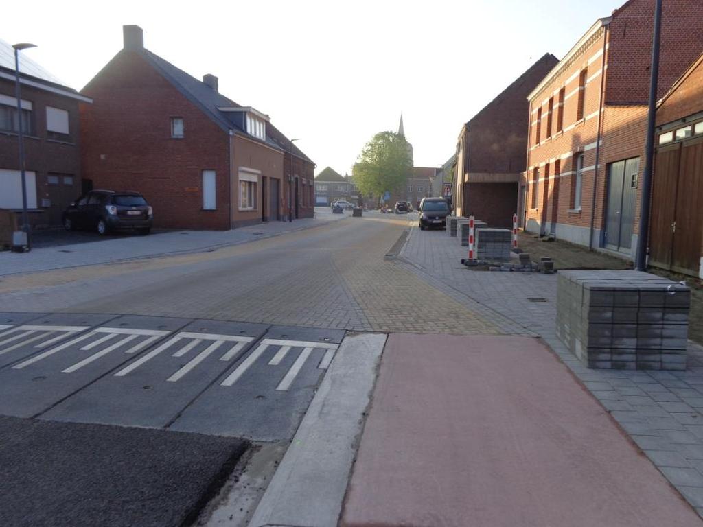 Fiets de zijstraat voorbij zonder van je lijn af te wijken, blijf gewoon rechtdoor fietsen.