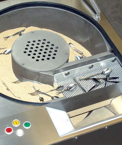 Werking Het schone natte bestek gaat direct uit de afwasmachine in de spiraalvormige trommel welke gevuld is met verwarmd drooggranulaat.