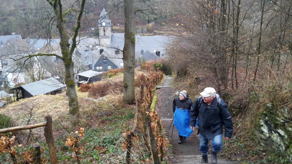 Om Monschau te verlaten kozen we voor het wandelpad via de Teufels- en de Engelslei met enkele pittige klimmetjes en afdalingen (wel een zeer mooi stuk wandeling met enkel uitzichtspunten).