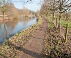 voorttrekkend. Deze vorm van vervoer leverde heel specifieke landschapselementen op zoals het jaagpad en de rolpaal.