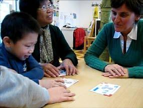 Tijdens de wandeling kan je vragen aan de leerling waarom hij dat denkt. Ongetwijfeld ontstaat er een gesprekje over de ingewikkelde Chinese tekens.