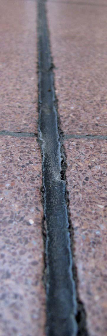 Hoe ontstaan scheuren? Hoe vaak ziet u een kapo e tegelvloer met barsten, scheuren of losliggende tegels? Vraagt u zich nooit of hoe dat komt? Vloeren scheuren soms direct of soms pas jaren later.
