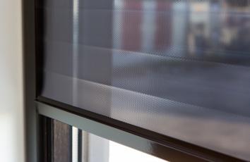 Duurzaam en comfortabel Zonnestraling heeft grote invloed op de temperatuur in uw woning. Standaard raamdecoratie zet zonnestralen om in warmte. Hierdoor stijgt de temperatuur in uw woning.