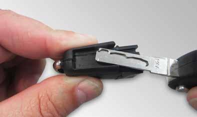 TOELICHTING Bij het plaatsen van de knoopcelbatterijen mogen beide batterijpolen niet gelijktijdig met de vingers worden aangepakt.
