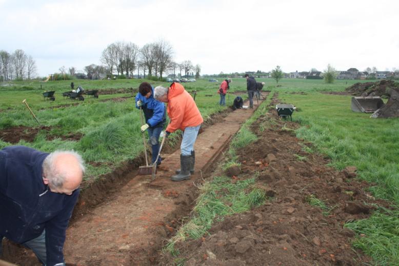 Op 15 april kwam er voor de eerste keer een kraan met een grondkar om delen van de voorburcht bloot te graven.