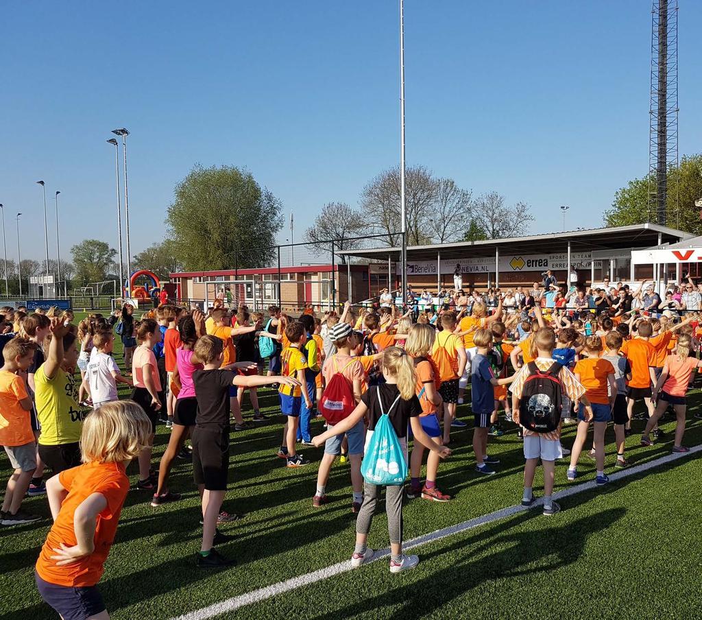 KONINGSSPELEN 2018 Op vrijdag 20 april waren de jaarlijkse Koningsspelen waar we ook aan meedoen. Na de Koningssdans, ingestudeerd door studio Gwendolyn, konden de kinderen allerlei activiteiten doen.