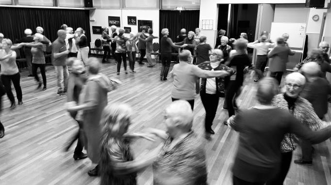 Het is verbazingwekkend dat zoveel ouderen, waartoe ik zelf ook behoor, nog zoveel animo hebben om te volksdansen. Of we noemen het tegenwoordig ook wel werelddansen.