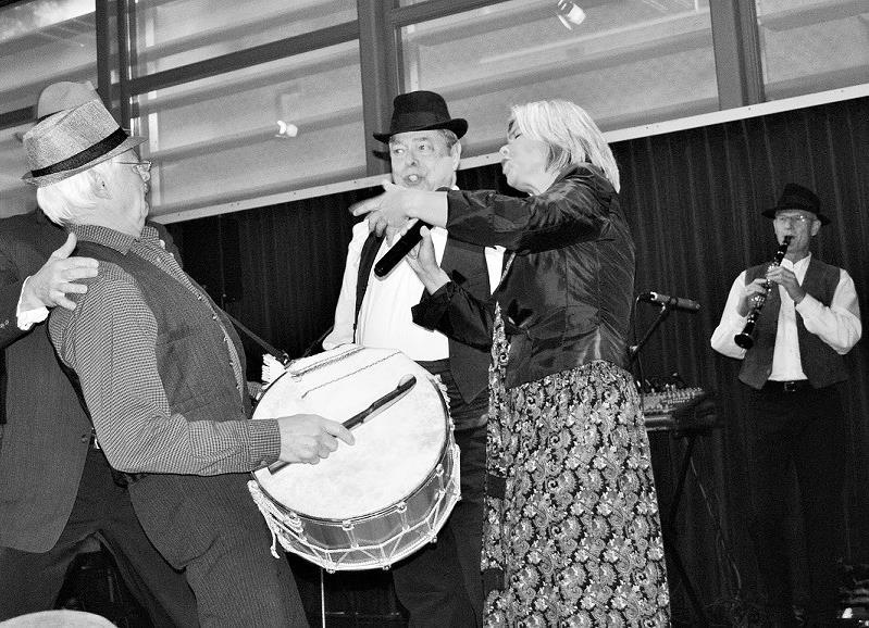 Terugblik Concert Zadar: De Bruiloft der zeven zigeuners Een middagje nostalgie op 28 oktober in een heel goed gevulde zaal. Allereerst herinneringen aan dat lang geleden gelezen boek van A.
