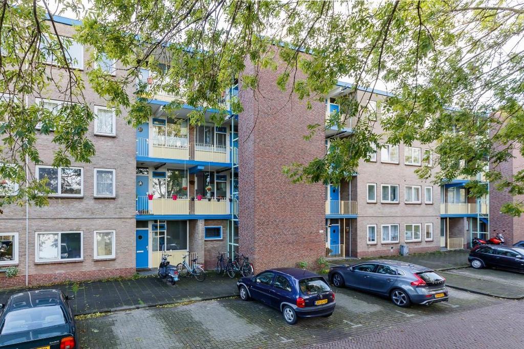 Ruim 3-kamer appartement met zonnig balkon op het zuiden en moderne keuken & badkamer! Heerlijk wonen op loopafstand van het centrum.