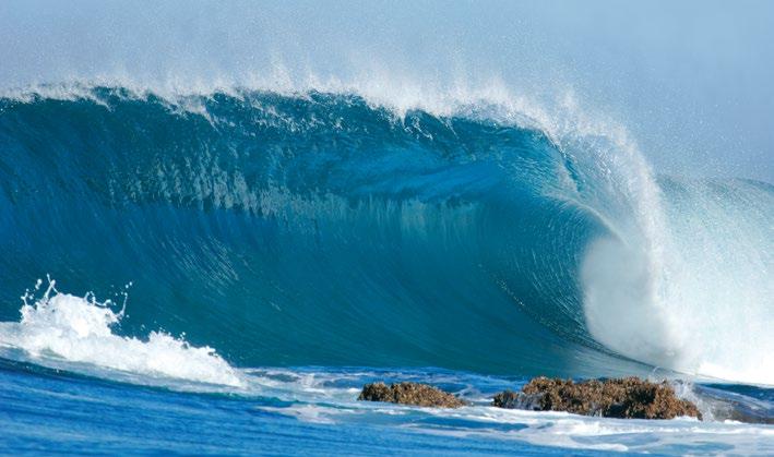 AT IS EEN TSUNAMI? Heb je weleens gehoord van een tsunami? Gelukkig komen er in Nederland geen tsunami s voor. ant het zijn verwoestende natuurrampen.