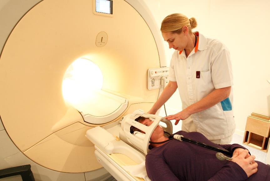 Het onderzoek In de MRI-kamer ligt u meestal op uw rug op de onderzoekstafel. De laborant schuift u in het apparaat. Het apparaat ziet eruit als een lange ronde tunnel die aan de uiteinden open is.