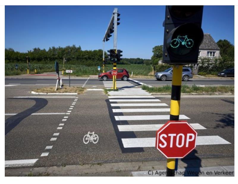 Slimme verkeerslichten Stad Antwerpen Initiatief AWV Gepland 373 slimme verkeerslichten over 5 jaar Monitoren van en inspelen op de reële
