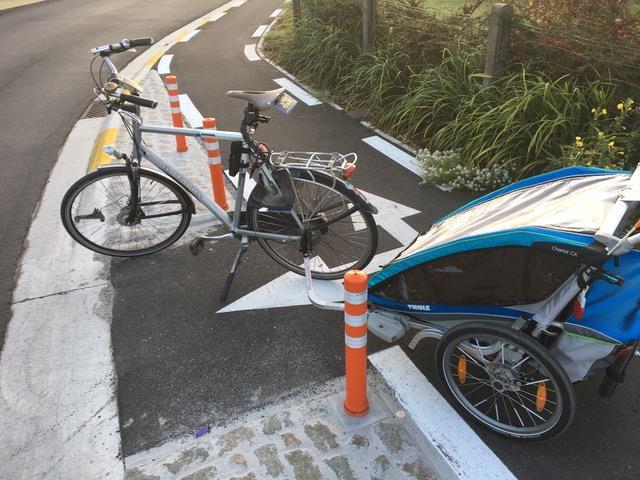 16) Kruispunt Leenstraat-Loveldstraat Vanuit de Leenstraat (komende van de Kollebloem), is het onmogelijk om met een fietskar links af slaan in de Loveldstraat.